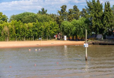 Tigre, Arjantin - 7 Şubat 2023: Recreo el Alcazar spor ve yüzme plajı olan Parana Delta sosyal kulübü