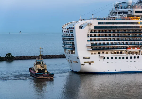 アルゼンチンのブエノスアイレス 2023年2月6日 サファイアプリンセスクルーズ船が夕方に港を出発 — ストック写真