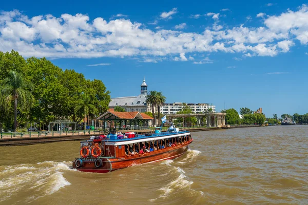 Tigre Argentina Лютого 2023 Човни Mahogany Поромні Пасажири Повз Будинок — стокове фото