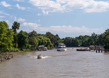 Maun gemileri yolcuları limandan evlerine ve Arjantin 'deki Parana deltasına indiriyor.