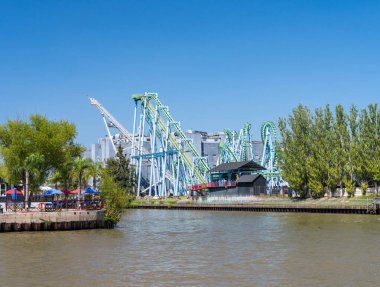 Park de la Costa lunaparkında hız treni ve Parana deltasındaki Tigre Arjantin 'deki tema parkında