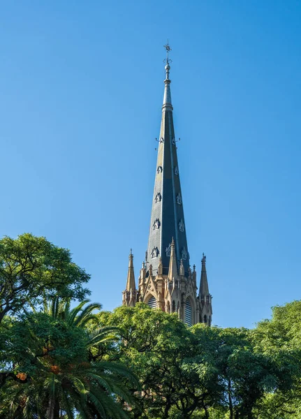 アルゼンチンのブエノスアイレス近くにあるサン イシドロ大聖堂の背の高い教会尖塔と時計塔の眺め — ストック写真