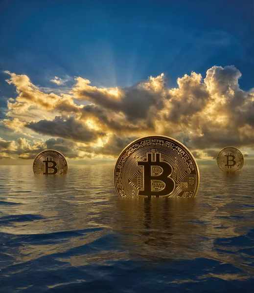 Trois Bitcoin Élevant Enfonçant Dans Océan Comme Concept Pour Montrer — Photo