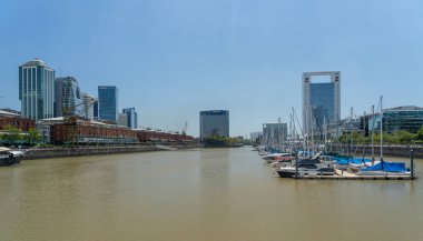 Buenos Aires, Arjantin - 7 Şubat 2023: Porto Madero bölgesindeki yat limanına bakın