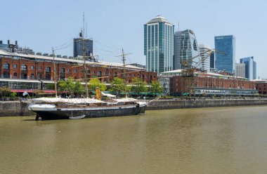 Buenos Aires, Arjantin - 7 Şubat 2023: Buharlı Gemi ARA Uruguay Puerto Madero bölgesine demirli