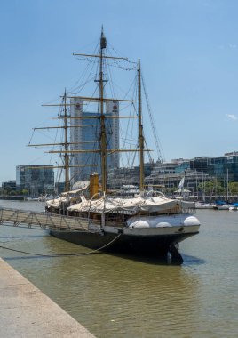 Buenos Aires, Arjantin - 7 Şubat 2023: Buharlı Gemi ARA Uruguay Puerto Madero bölgesine demirli