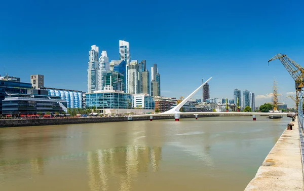ブエノスアイレス アルゼンチン February 2023 Footbridgeとモダンなオフィスとアパート Puerto Madero地区 — ストック写真