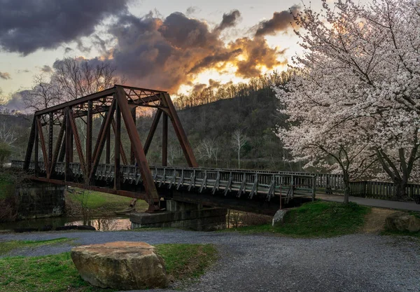 Morgantown Yürüme Bisiklet Yolu Taşıyan Eski Çelik Kiriş Köprüsü Baharda — Stok fotoğraf