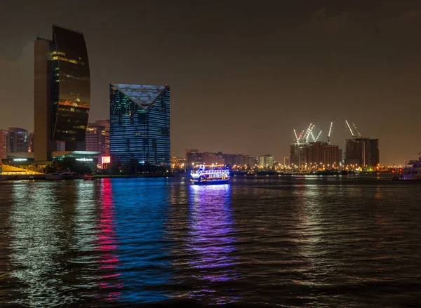 Вид Вниз Річці Дейри Туристичні Човни Проходять Уздовж Води Дубаї — стокове фото