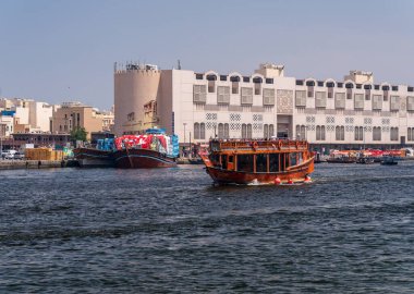 Geleneksel bir dhow teknesiyle Dubai 'den Deira' ya gezen turistler