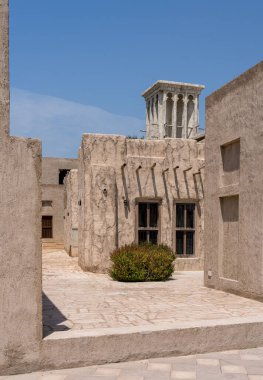 El Shindagha bölgesindeki dereye ve Bur Dubai 'deki müzeye giden dar bir sokak.