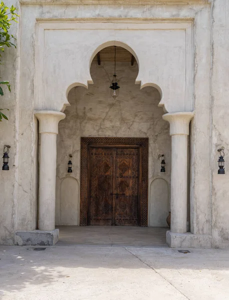 Ozdobione Drzwi Tradycyjnego Pałacu Wzdłuż Potoku Dzielnicy Shindagha Bur Dubai — Zdjęcie stockowe