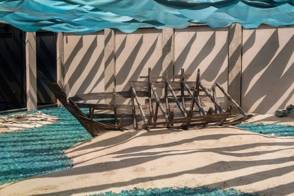 알신다가 지구와 박물관에 난파된 드웨이 의수중 — 스톡 사진