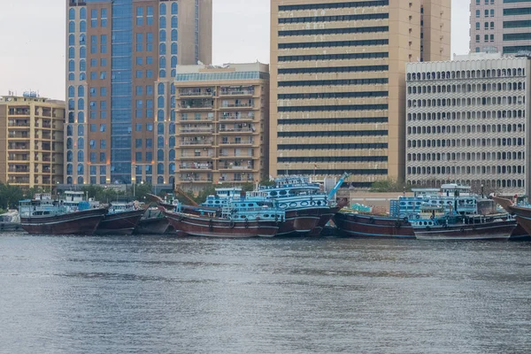 星期五号和货轮停泊在迪拜的迪拉海滨 与迪拜河对岸 — 图库照片