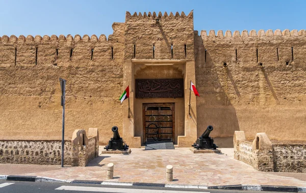 Wejście Starej Twierdzy Mieszczącej Muzeum Bur Dubai Armatami — Zdjęcie stockowe