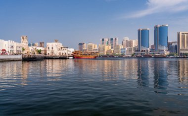 Dubai, BAE - 31 Mart 2023: Al Seef rıhtımında rıhtıma yanaşmış büyük dhow tur tekneleriyle Deira 'ya doğru dere boyunca ilerleyin.