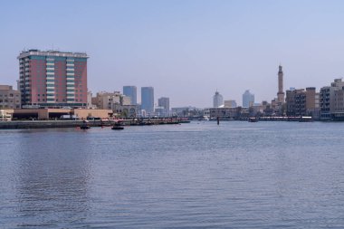 Dubai, BAE - 31 Mart 2023: Bur Dubai 'den Deira' ya geleneksel Abra rıhtımına kenetlenmiş dere