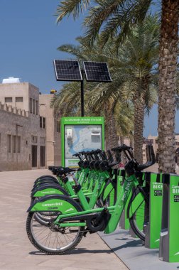 Dubai, BAE - 31 Mart 2023: El Shindagha bölgesinde Careem bisiklet kiralama standı ve Bur Dubai 'de müze