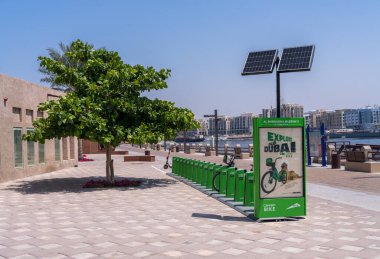 Dubai, BAE - 31 Mart 2023: El Shindagha bölgesinde Careem bisiklet kiralama standı ve Bur Dubai 'de müze