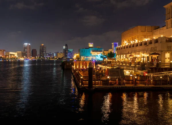 阿拉伯联合酋长国迪拜 2023年3月30日 通过海滨餐馆俯瞰通往德拉的小河 — 图库照片