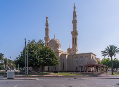 Dubai, BAE 'deki Jumeirah camisinin dışı kültürel ziyaretlere ve ziyaretçilere açık.