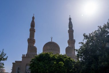 Dubai, BAE 'deki Jumeirah camisinin dışı kültürel ziyaretlere ve ziyaretçilere açık.