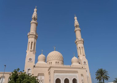 Dubai, BAE 'deki Jumeirah camisinin dışı kültürel ziyaretlere ve ziyaretçilere açık.