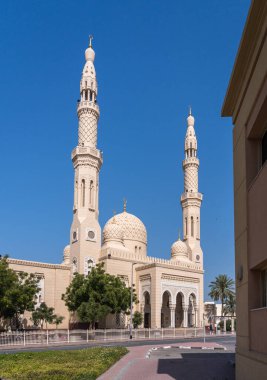 Dubai, BAE 'deki Jumeirah camisinin dışı kültürel ziyaretlere ve ziyaretçilere açık.
