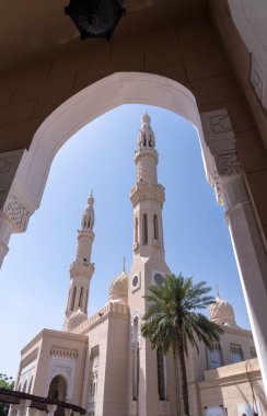Dubai, BAE 'deki Jumeirah camisinin dışı kültürel ziyaretlere ve ziyaretçilere açık.