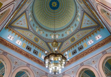 Dubai 'deki Jumeirah Camii' nin içindeki boyalı kubbeye bak. Tüm ziyaretçilere açık.