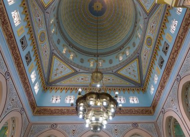 Dubai 'deki Jumeirah Camii' nin içindeki boyalı kubbeye bak. Tüm ziyaretçilere açık.