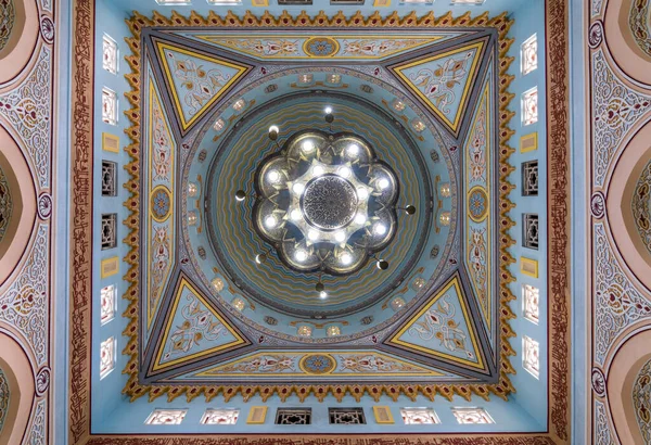 ドバイのジュメイラモスク内の絵画のドームをすべての訪問者に開放 — ストック写真