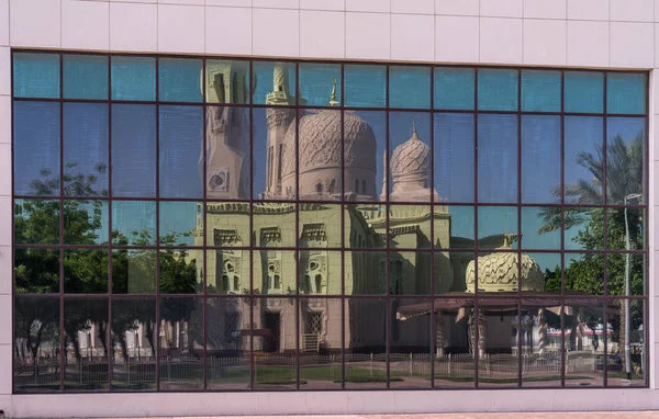 Reflejo Distorsionado Del Exterior Mezquita Jumeirah Dubai Emiratos Árabes Unidos — Foto de Stock