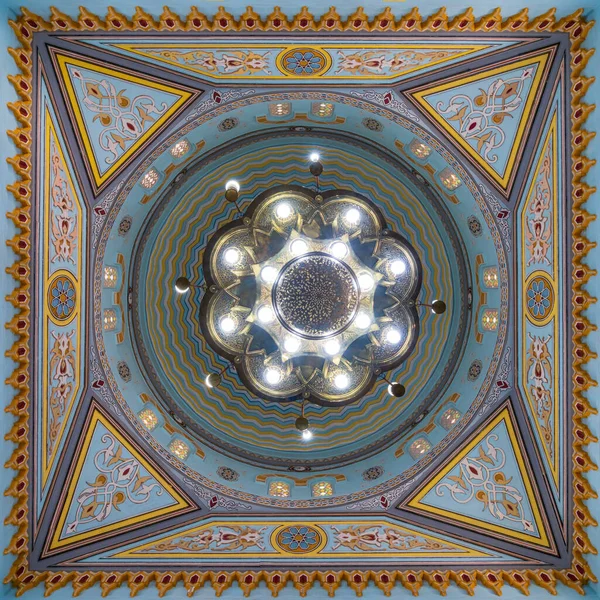 向所有游客开放的迪拜Jumeirah清真寺内的彩绘穹顶 — 图库照片