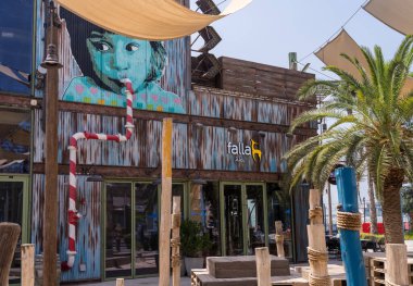 Dubai, BAE - 1 Nisan 2023: La Mer 'deki eski Falla cafe ve restoran
