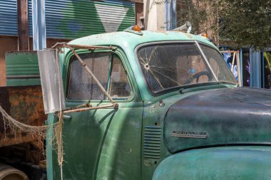 Dubai, BAE - 1 Nisan 2023: Körfez kıyısındaki La Mer alışveriş caddesinde paslı Chevrolet kamyonu