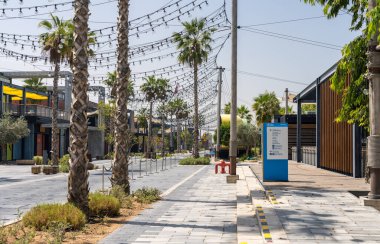 Dubai, BAE - 1 Nisan 2023 Körfez kıyısındaki La Mer restoranları ile cadde boyunca görüntüle