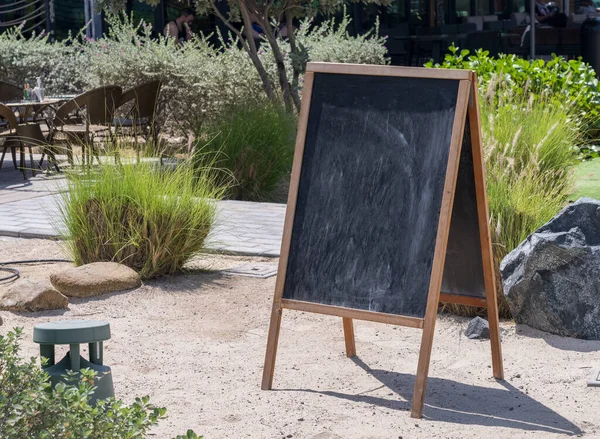 Houten Schoolbord Met Leeg Oppervlak Klaar Voor Bericht Buiten Café — Stockfoto