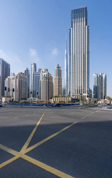 Cruce Calle Acercándose Distrito Financiero Dubai Mall Los Emiratos Árabes —  Fotos de Stock
