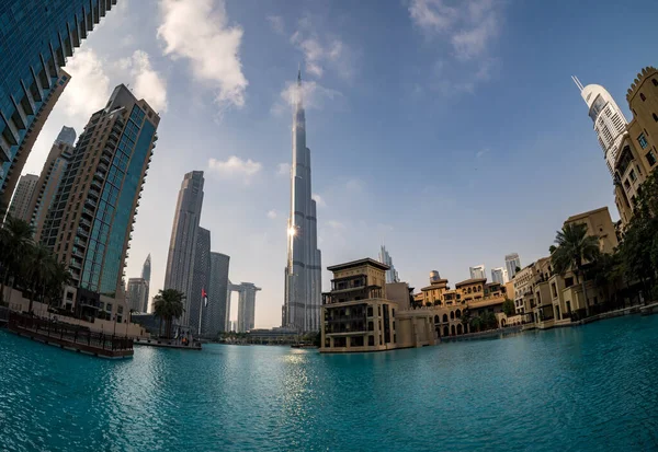 迪拜商业区Burj Khalifa湖上方的天际线 — 图库照片