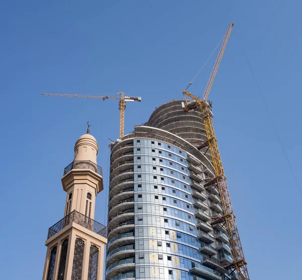 在迪拜的一座清真寺后面建造新的公寓或办公大楼 — 图库照片