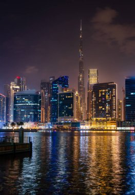 Şehir merkezindeki Skyline 'ın Business Bay' deki dairesinden gece görüşü