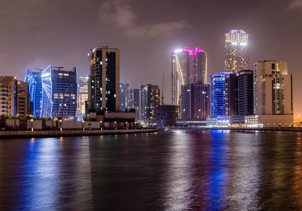 商业湾沿著运河的公寓楼天际线夜景 — 图库照片