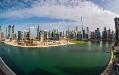 Dubai, BAE - 2 Nisan 2023: İş Körfezi 'ndeki apartmandan şehir merkezinin Skyline' ı