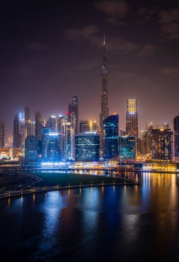 Dubai, BAE - 1 Nisan 2023: Business Bay 'deki apartmandan şehir merkezinin ufuk çizgisi gece görüntüsü