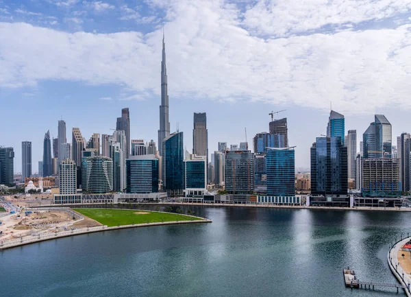 迪拜下城的天际线和商业区与阿联酋商业湾公寓的距离 — 图库照片