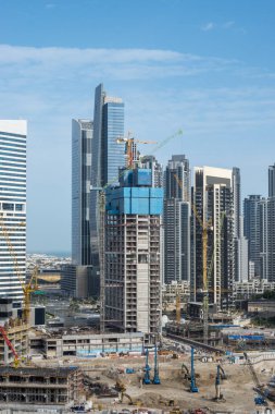 Turnalar Business Bay Dubai BAE 'de kanal boyunca daireler için yeni kule inşaatının etrafını sardı.