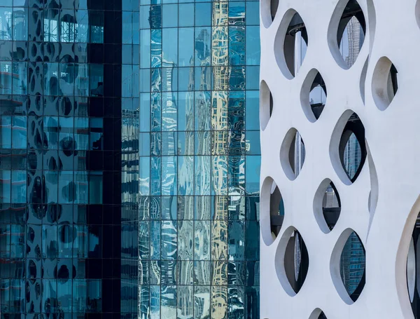 阿联酋迪拜商务湾地区公寓楼和塔楼立面的细节 — 图库照片