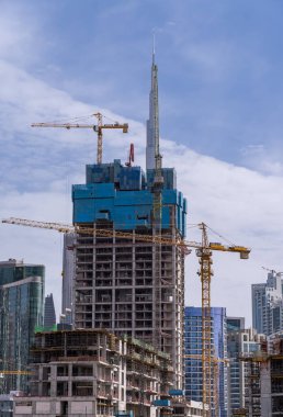 Dubai, BAE - 2 Nisan 2023: Business Bay çevresindeki yeni apartmanların etrafında vinçler