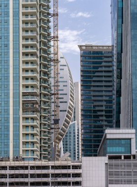 BAE 'nin Dubai İş Körfezi bölgesindeki apartman ve kulelerin ön cephelerinin ayrıntıları.